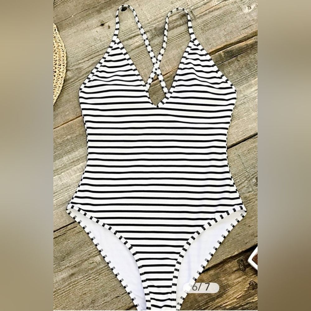 Cupshe black and white stripped high cut one piece swimsuit size medium